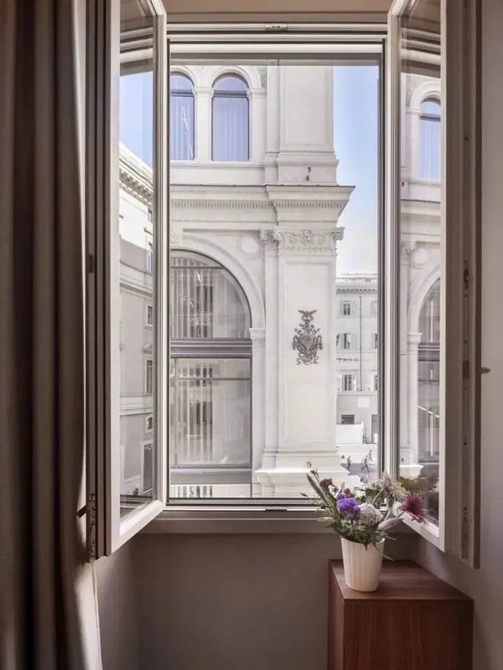 🇬🇧Rome, a city that never stops revealing itself.
Layers of history, light and everyday life, all unfolding right outs…