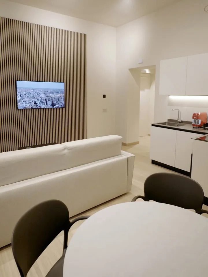 Luce, terrazzo e dettagli di design. La zona giorno di Oriana Homèl è pensata per chi ama sentirsi a casa, anche lontano…