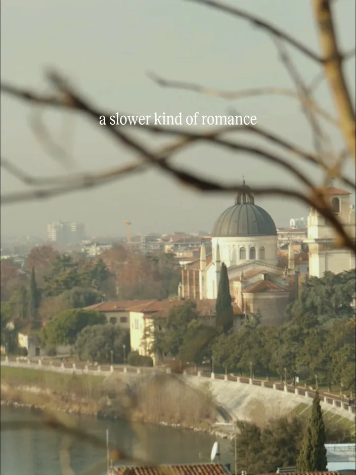 🇬🇧
Verona has a quiet way of feeling romantic.
Cobblestone streets, soft light, the river flowing through the city.

A…