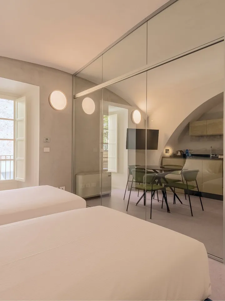🇬🇧
A quiet stay inside one of Turin’s historic buildings.
Spacious, light-filled and designed for everyday comfort.
A…
