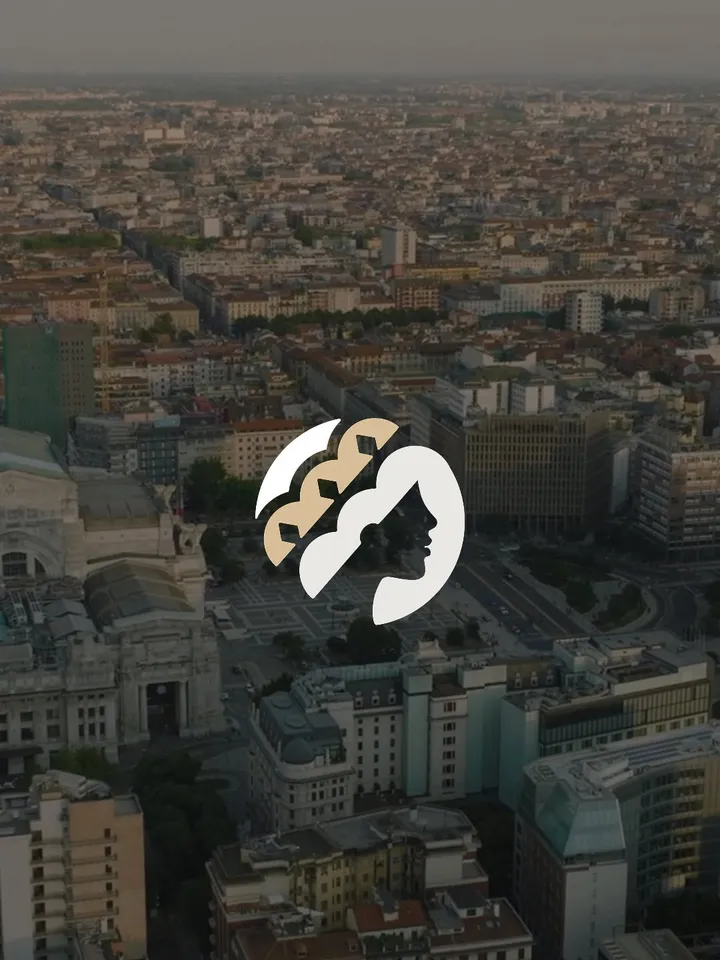 Zaino in spalla, occhiali da sole e voglia di scoprire. Dal cuore di Oriana Homèl, Milano ti aspetta appena fuori dalla…