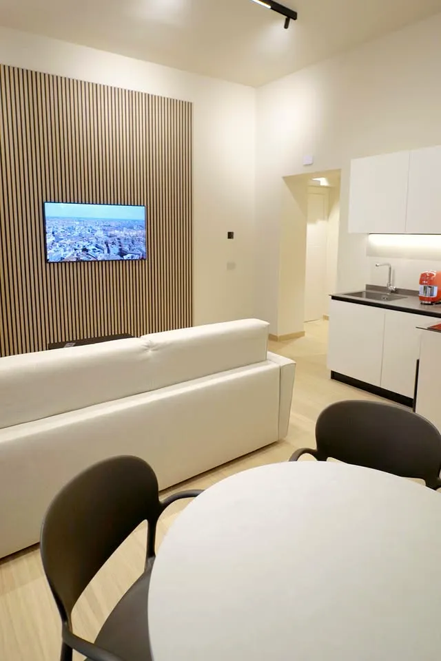 Luce calda, smart TV e dettagli che elevano ogni istante. A Oriana Homèl, anche un momento sul divano diventa un’esperie…